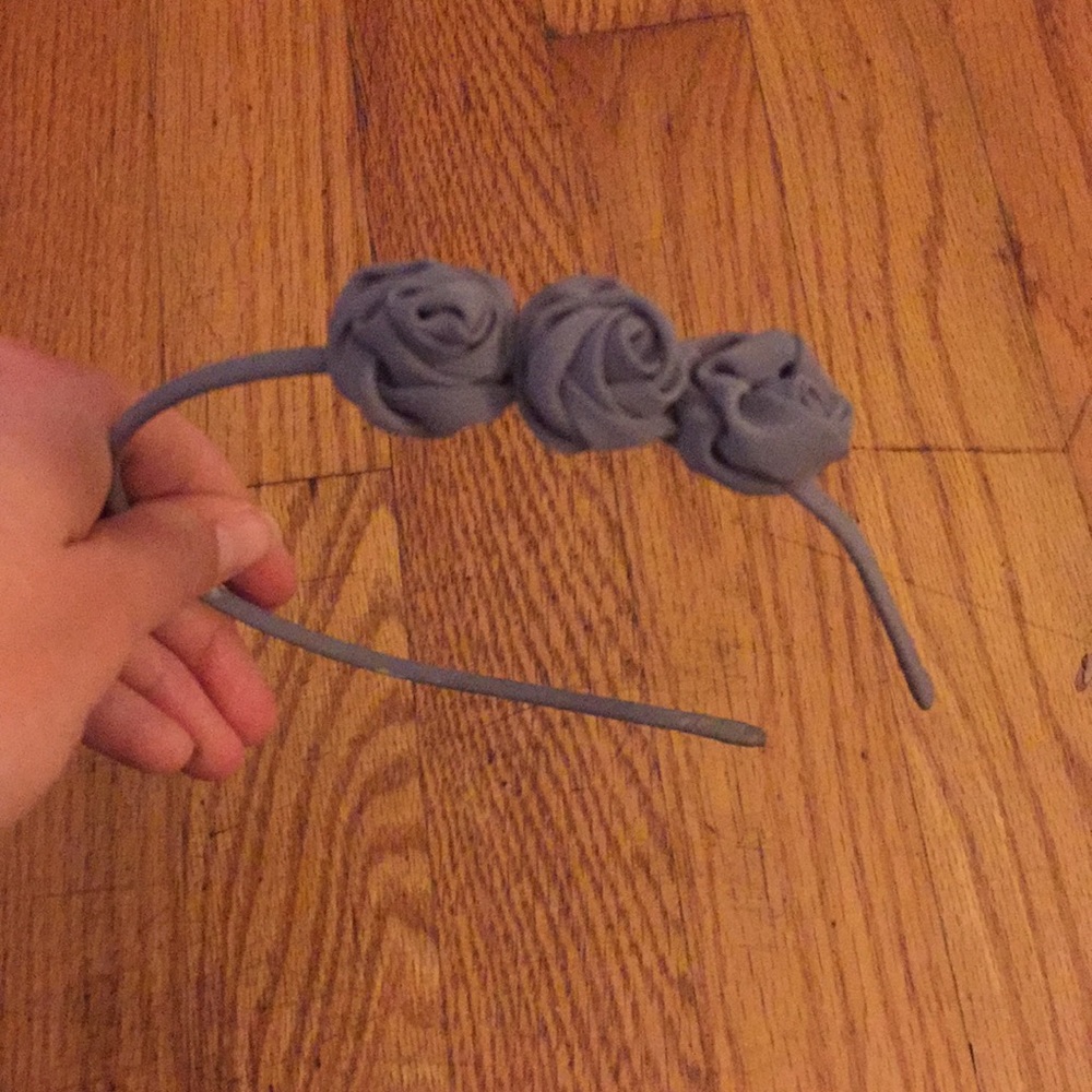 Cute grey flower headband!